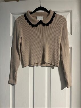 Mable| Beige Ribbed Sweater with Black Scalloped Collar